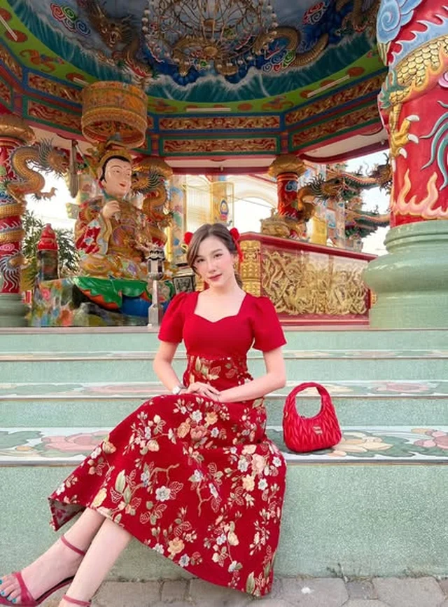 เดรสยาวสีแดงลายดอก (alternate)
