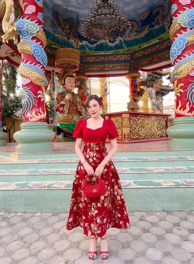 เดรสยาวสีแดงลายดอก