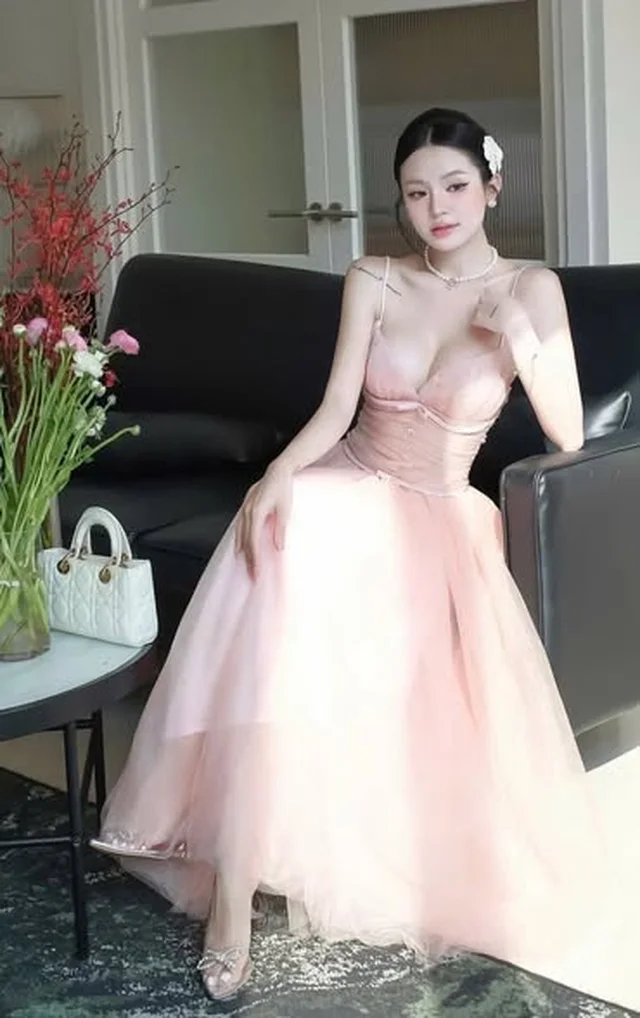 ชุดเดรสสายเดี่ยวเวียดนามกระโปรงฟู Size M (alternate)