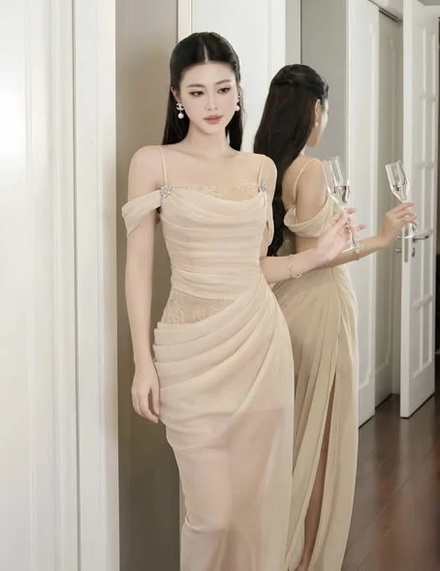 ชุดราตรียาวไหล่ตกสีเบจ thumbnail 2