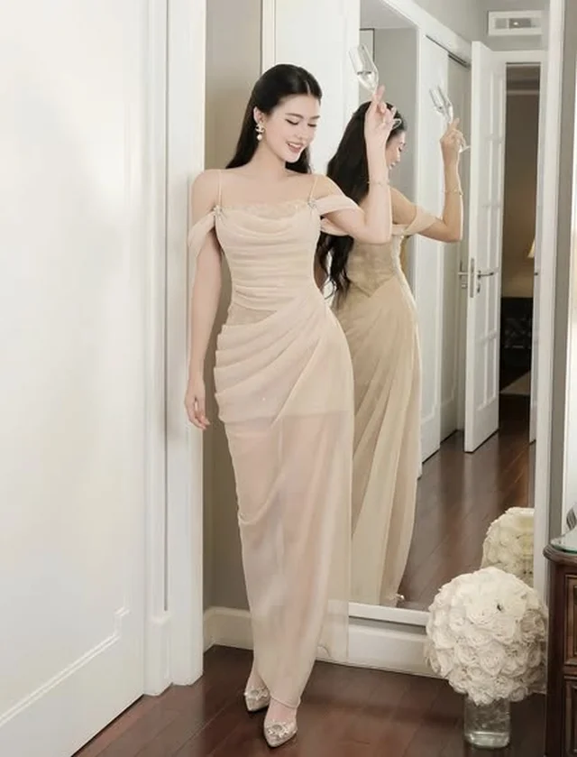 ชุดราตรียาวไหล่ตกสีเบจ thumbnail 3