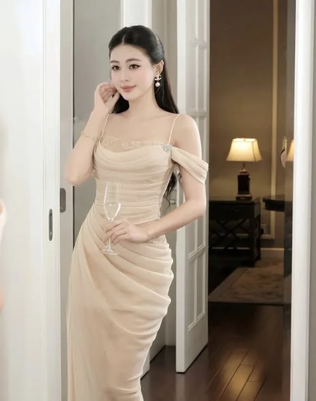 ชุดราตรียาวไหล่ตกสีเบจ thumbnail 4