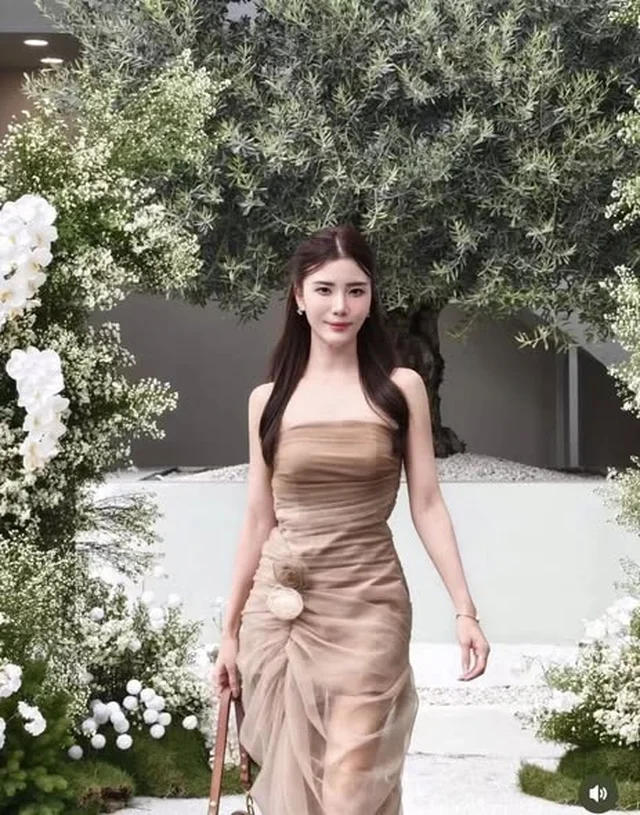 ชุดราตรีเกาะอกสีเบจ Long Dress Size M L (alternate)