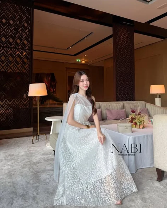 NABI BRAND เดรสยาวลูกไม้เกาะอกพร้อมทูลล์พาดไหล่ thumbnail 2