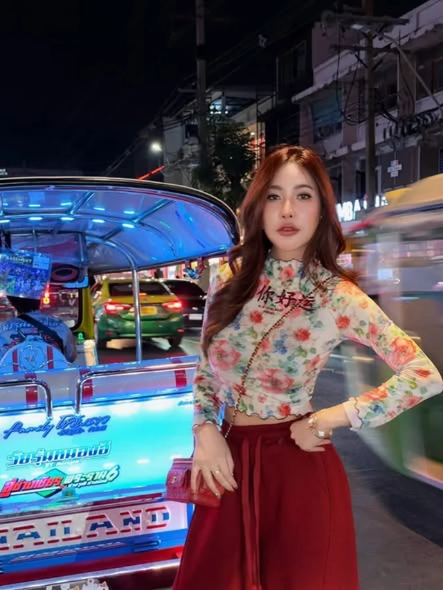ชุดเซ็ตเสื้อครอปแขนยาวลายดอก และกางเกงขายาว A PERFECT Size L thumbnail 5