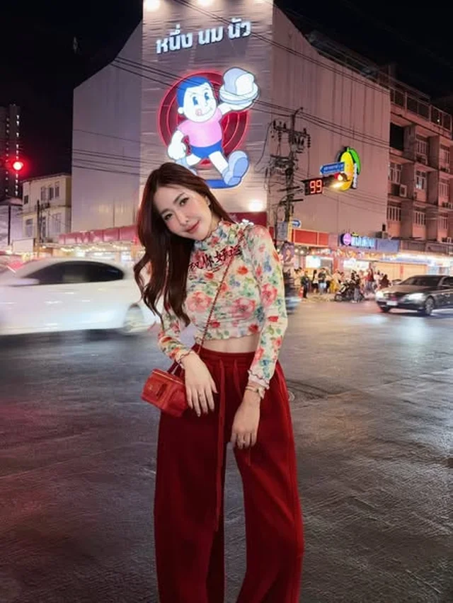 ชุดเซ็ตเสื้อครอปแขนยาวลายดอก และกางเกงขายาว A PERFECT Size L thumbnail 3