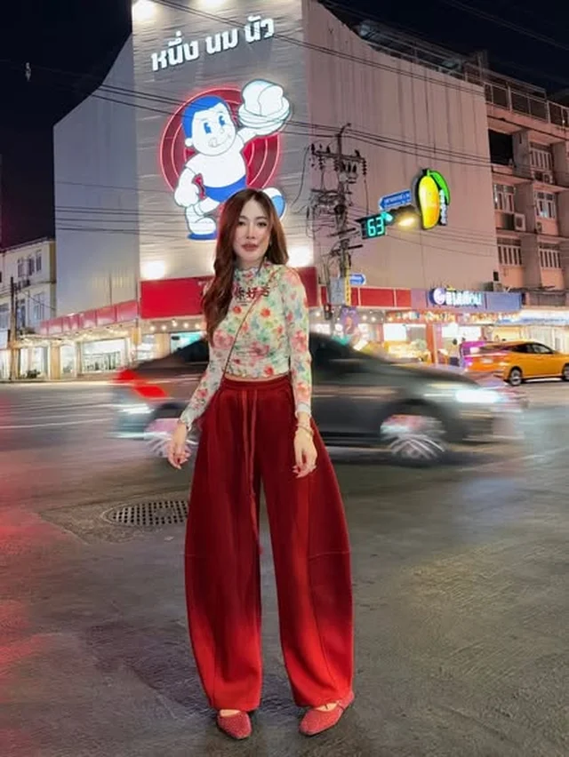 ชุดเซ็ตเสื้อครอปแขนยาวลายดอก และกางเกงขายาว A PERFECT Size L thumbnail 4