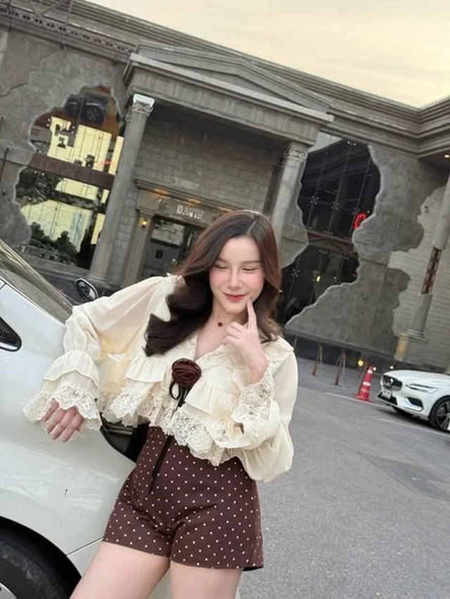 ชุดเซ็ตเสื้อระบายลูกไม้และกางเกงขาสั้นลายจุด Size L thumbnail 4