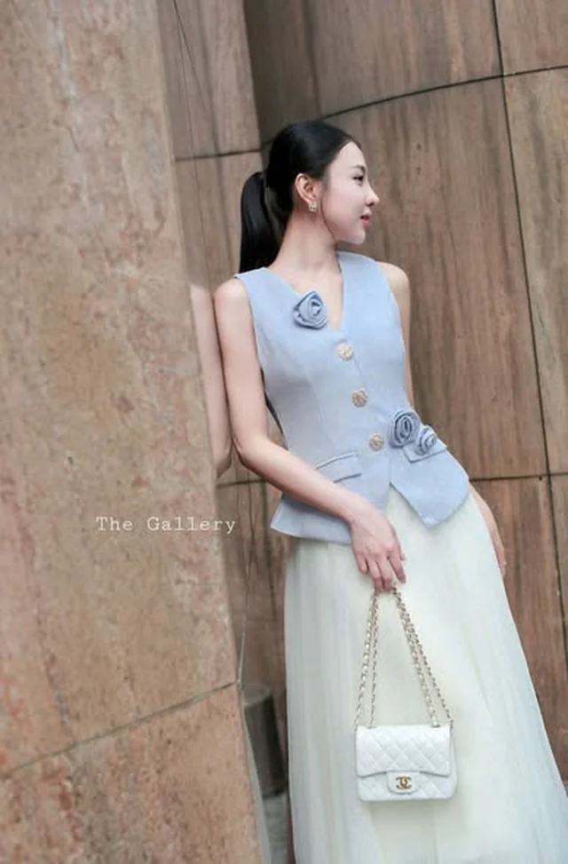ชุดเซ็ต The Gallery เสื้อกั๊กสีฟ้ากระโปรงยาวสีขาว thumbnail 2