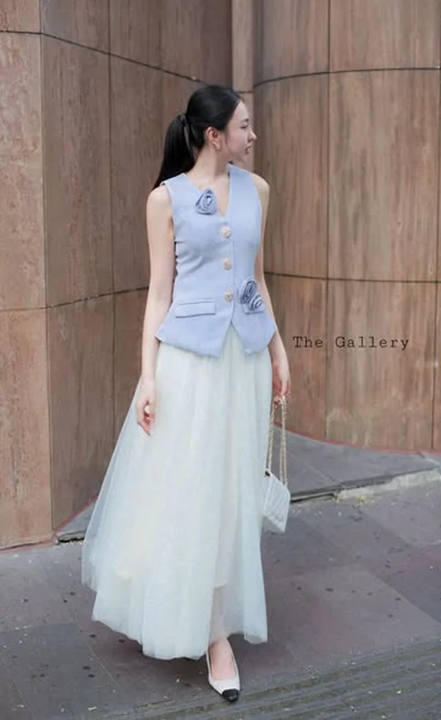 ชุดเซ็ต The Gallery เสื้อกั๊กสีฟ้ากระโปรงยาวสีขาว thumbnail 4