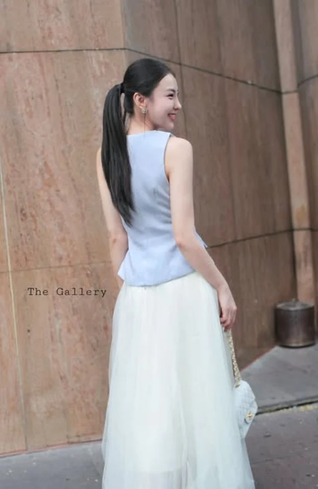 ชุดเซ็ต The Gallery เสื้อกั๊กสีฟ้ากระโปรงยาวสีขาว thumbnail 3