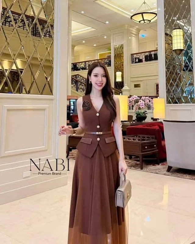 NABI เดรสยาวสีน้ำตาล พร้อมเข็มขัด ชุดเวียดนาม (alternate)