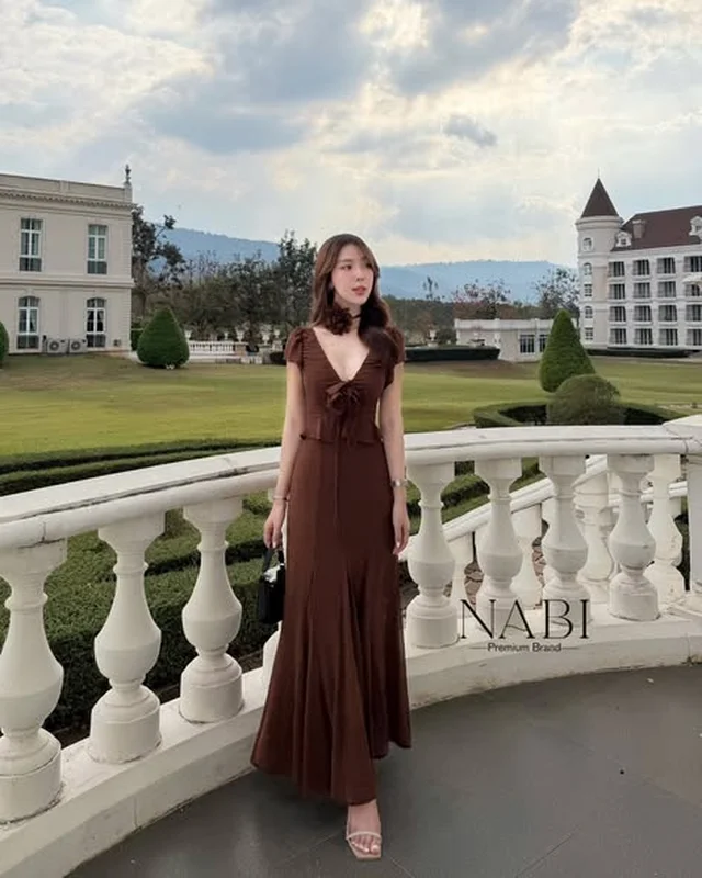NABI เดรสยาวสีน้ำตาล พร้อมโชคเกอร์ดอกไม้ ชุดเวียดนาม (alternate)