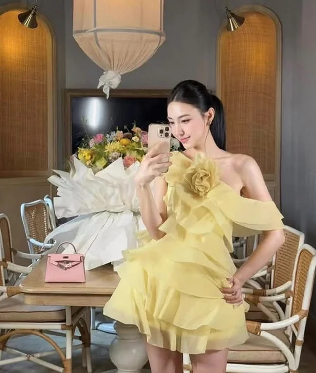 ชุดเดรสสั้นระบายชั้นสีเหลือง (alternate)