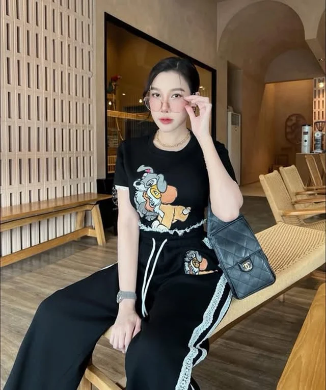 ชุดเซ็ตเสื้อครอปและกางเกงขายาวลายการ์ตูน thumbnail 3