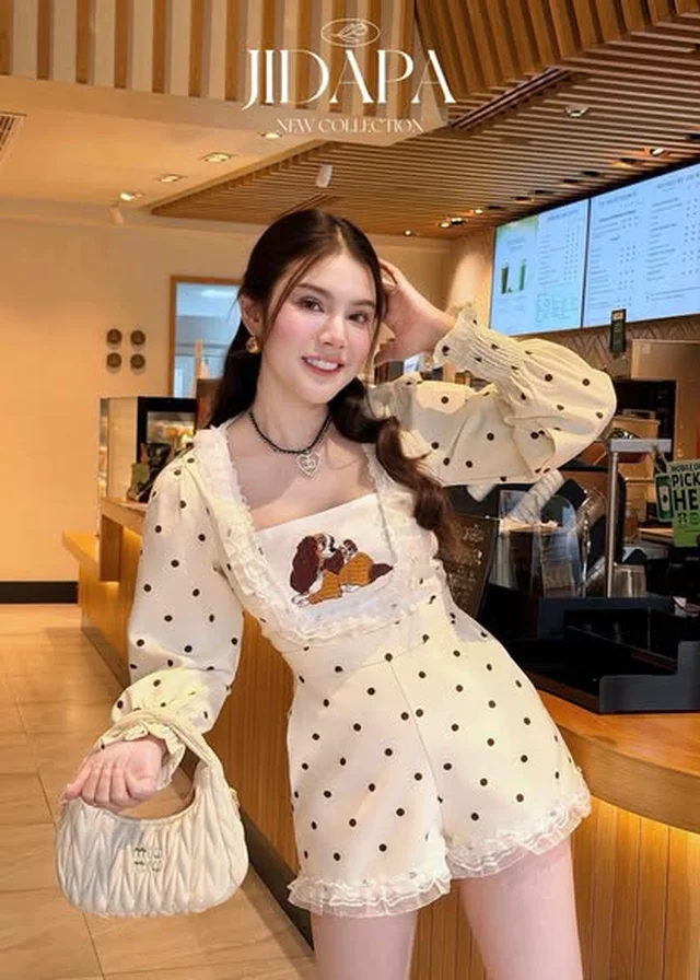 JIDAPA ชุดจั๊มพ์สูทขาสั้นลายจุด (alternate)