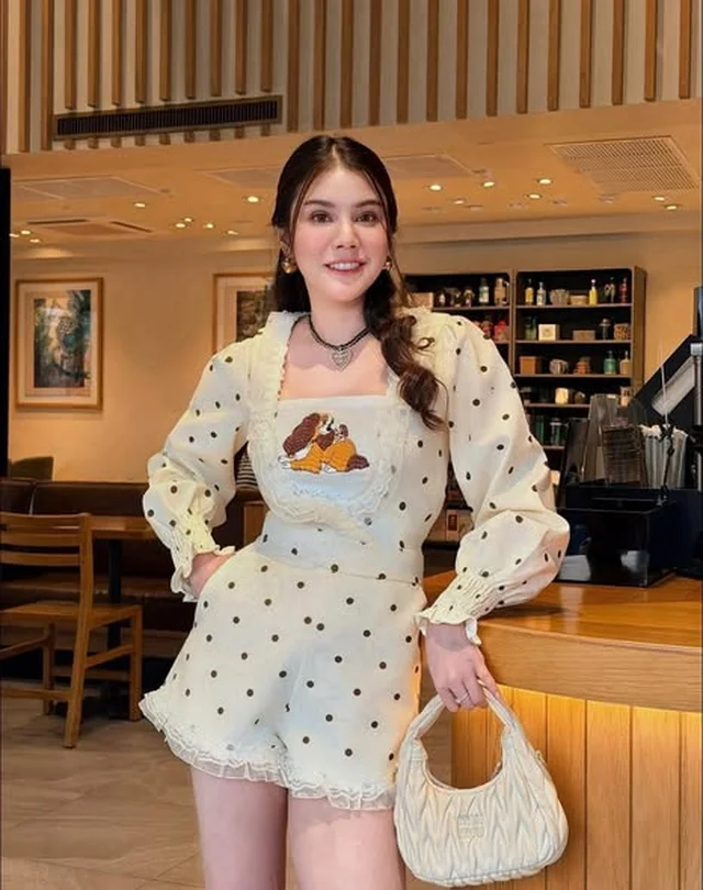 JIDAPA ชุดจั๊มพ์สูทขาสั้นลายจุด thumbnail 4