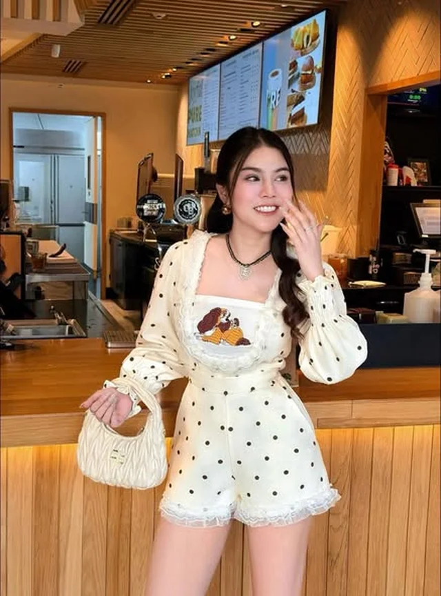JIDAPA ชุดจั๊มพ์สูทขาสั้นลายจุด thumbnail 3