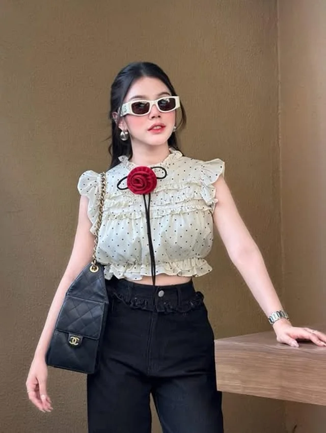 เสื้อครอป JIDAPA Style ลายจุดขาวแต่งระบายและดอกกุหลาบแดง thumbnail 3