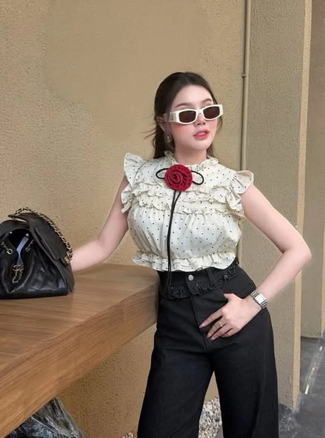 เสื้อครอป JIDAPA Style ลายจุดขาวแต่งระบายและดอกกุหลาบแดง thumbnail 4