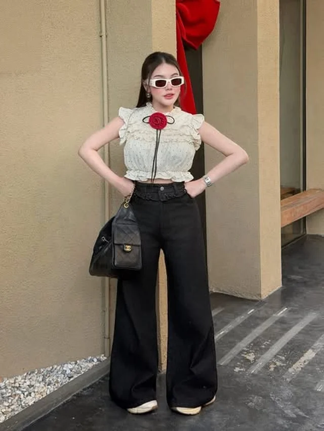 เสื้อครอป JIDAPA Style ลายจุดขาวแต่งระบายและดอกกุหลาบแดง (alternate)