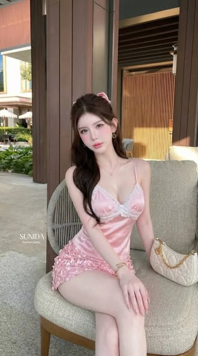 SUNIDA BRAND ชุดเซทเสื้อสายเดี่ยวผ้าซาตินและกระโปรงเลื่อมเกล็ดดอกไม้ Size L (alternate)