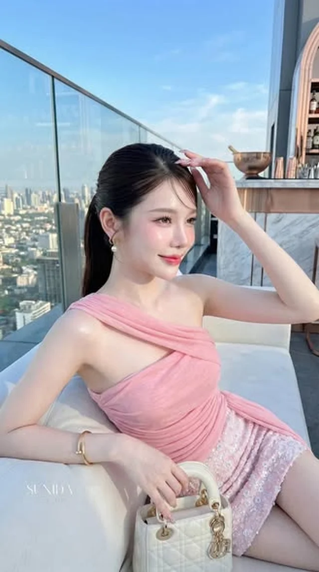SUNIDA BRAND ชุดเซทเสื้อปาดไหล่ชมพูและกระโปรงสั้นผ้าวิ้ง Size L (alternate)