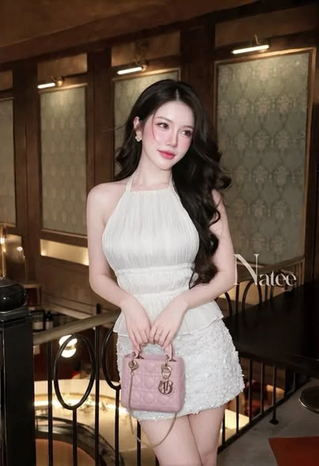 ชุดเซ็ตเสื้อคล้องคออัดพลีทและกระโปรงปักดอกไม้ Natee thumbnail 5