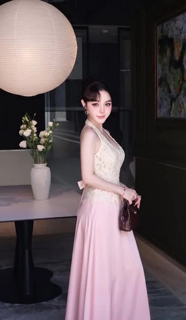 ชุด Set Top Skirt เสื้อลูกไม้คล้องคอและกระโปรงซาตินยาว Size M (alternate)