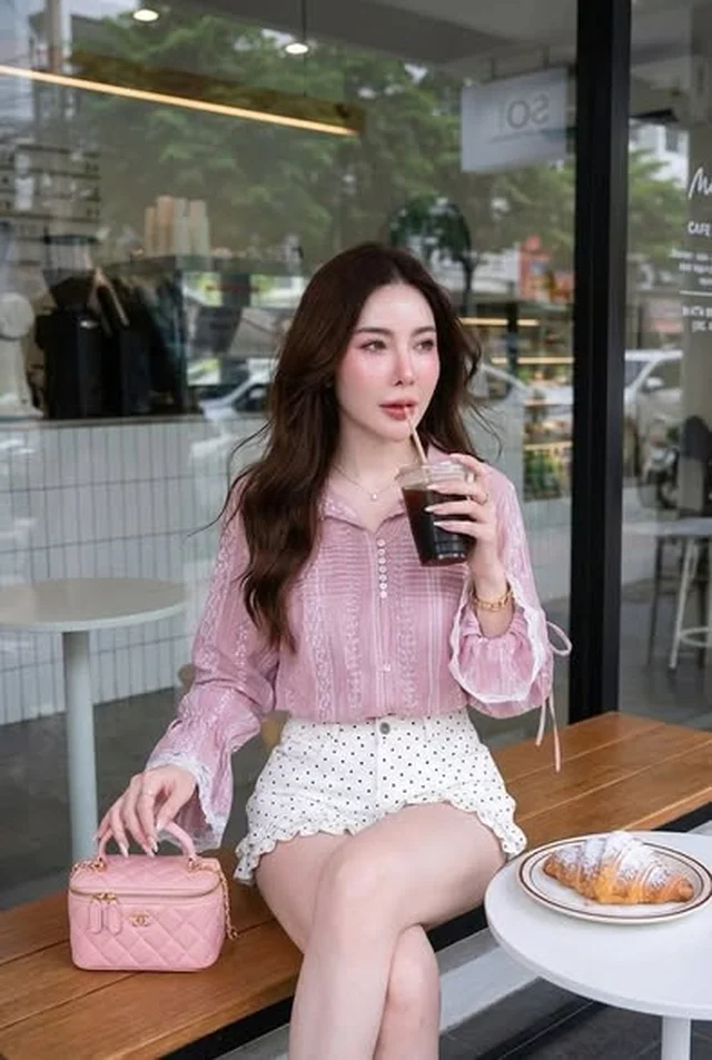 ชุดเซ็ตเสื้อเชิ้ตลูกไม้แขนยาวและกางเกงขาสั้น (alternate)