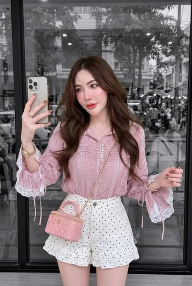 ชุดเซ็ตเสื้อเชิ้ตลูกไม้แขนยาวและกางเกงขาสั้น thumbnail 4
