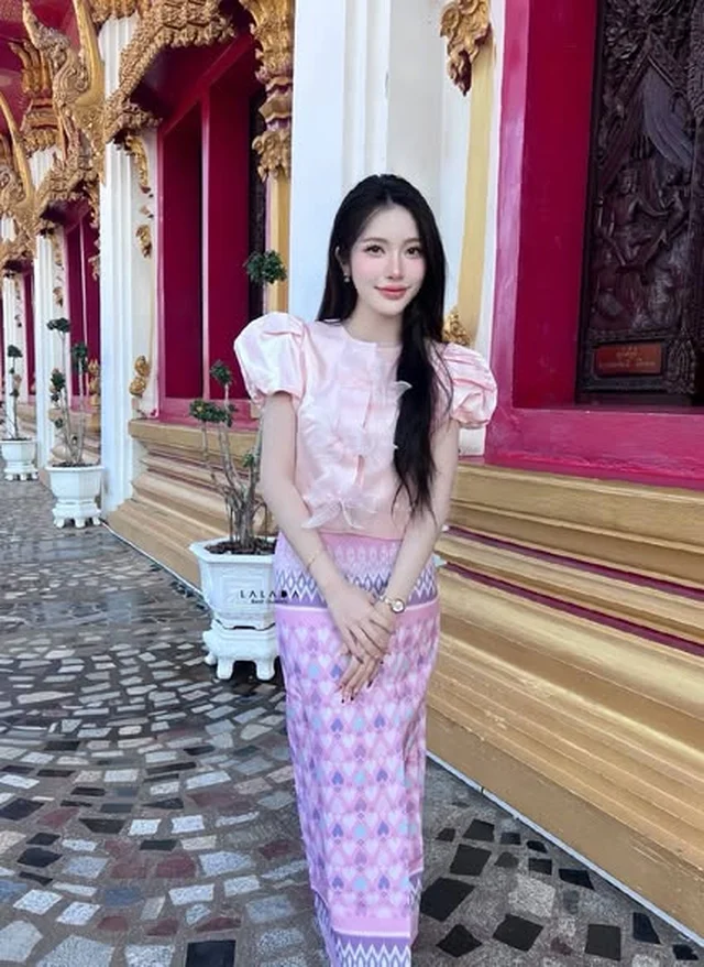 ชุดไทยประยุกต์ เสื้อแขนพอง คู่ผ้าถุงลายไทย Lalaya Brand thumbnail 3