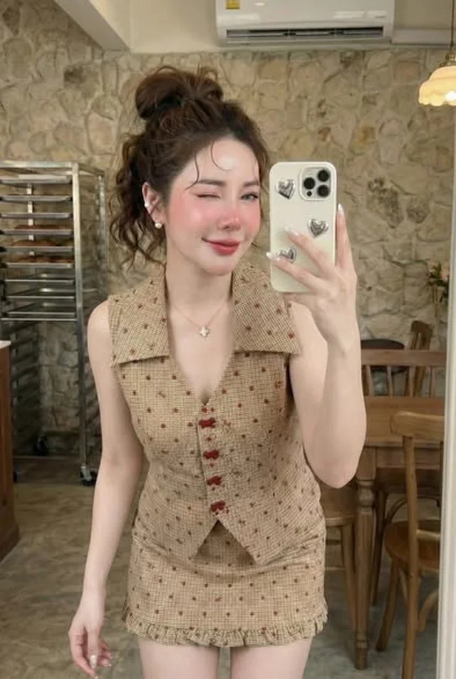 ชุดเซ็ตเสื้อกั๊กและกระโปรงสั้นลายจุด A PERFECT Size XL thumbnail 4