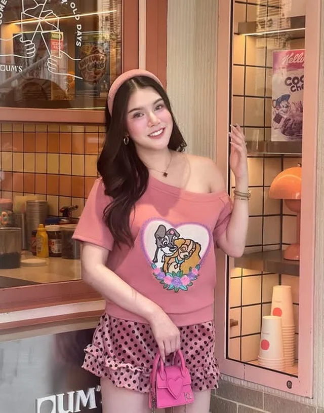 ชุดเซ็ตเสื้อไหล่เดียวลายการ์ตูนและกางเกงขาสั้นลายจุด JIDAPA thumbnail 2