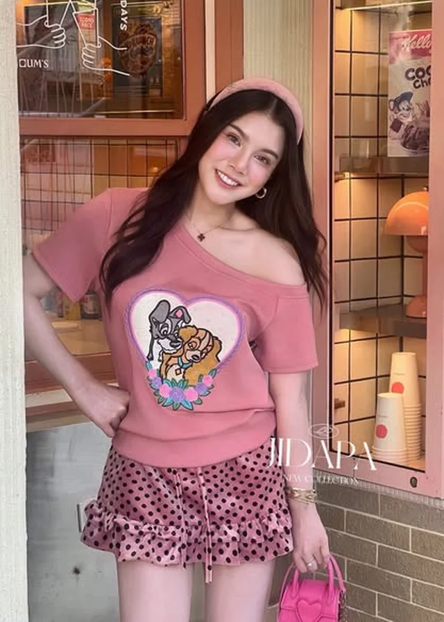 ชุดเซ็ตเสื้อไหล่เดียวลายการ์ตูนและกางเกงขาสั้นลายจุด JIDAPA (alternate)