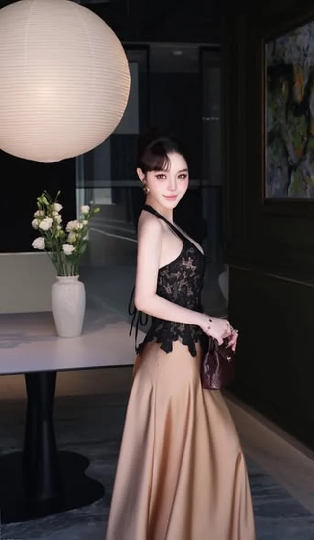ชุดเซ็ต Aileen Brand เสื้อคล้องคอสีดำและกระโปรงยาวสีทอง thumbnail 4