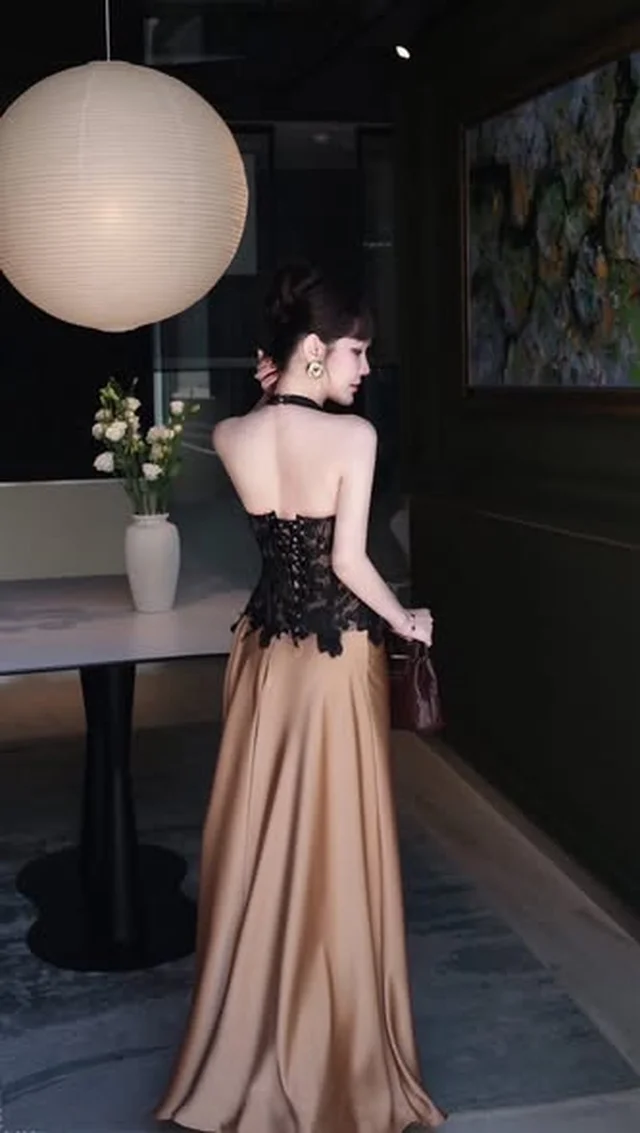 ชุดเซ็ต Aileen Brand เสื้อคล้องคอสีดำและกระโปรงยาวสีทอง thumbnail 3
