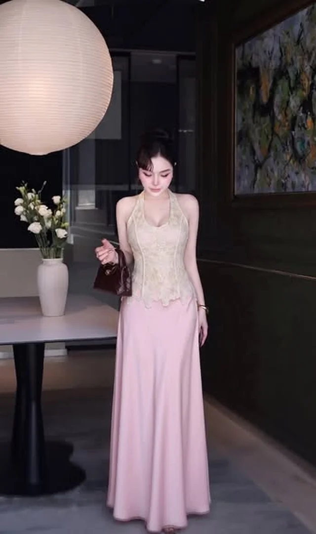 ชุดเซ็ต Aileen Brand เสื้อคล้องคอลูกไม้สีครีมและกระโปรงยาวสีชมพู thumbnail 5