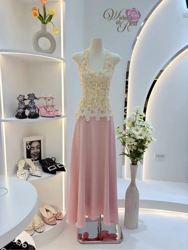 ชุดเซ็ต Aileen Brand เสื้อคล้องคอลูกไม้สีครีมและกระโปรงยาวสีชมพู thumbnail 2