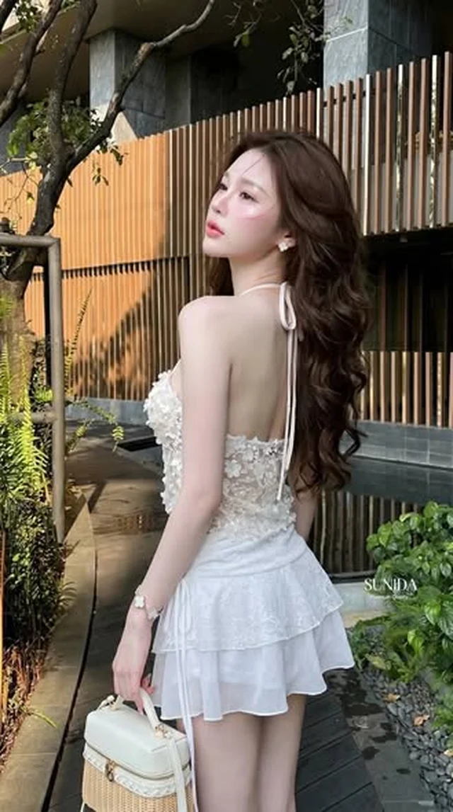 ชุดเซ็ต SUNIDA BRAND เสื้อผูกคอระบายลูกไม้คู่กระโปรงสั้น (alternate)