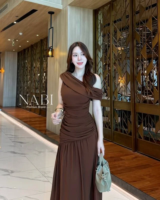 NABI เดรสยาวไหล่เดียวสีน้ำตาล (alternate)