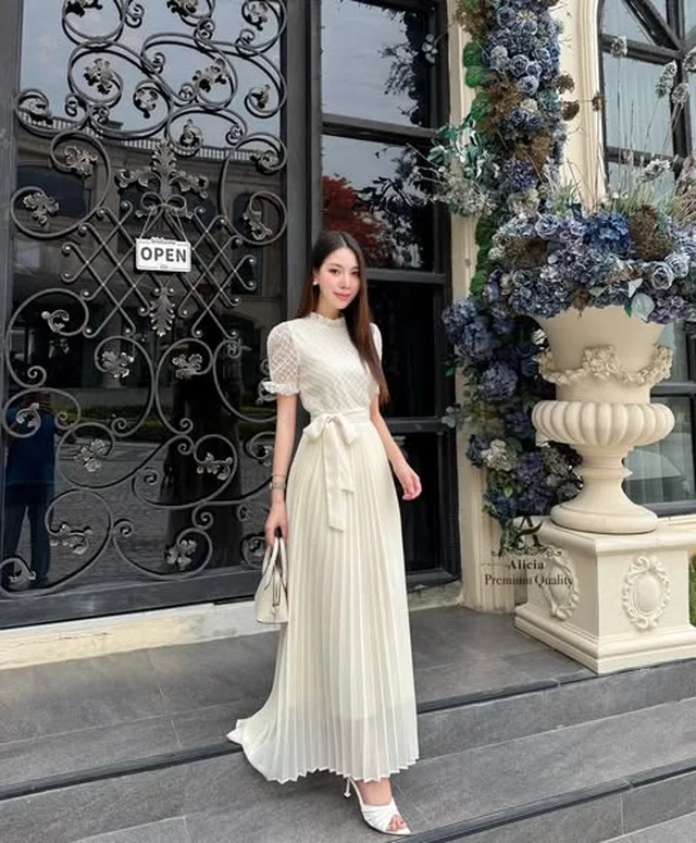 Alicia เดรสยาวผ้าพลีทลูกไม้ thumbnail 3