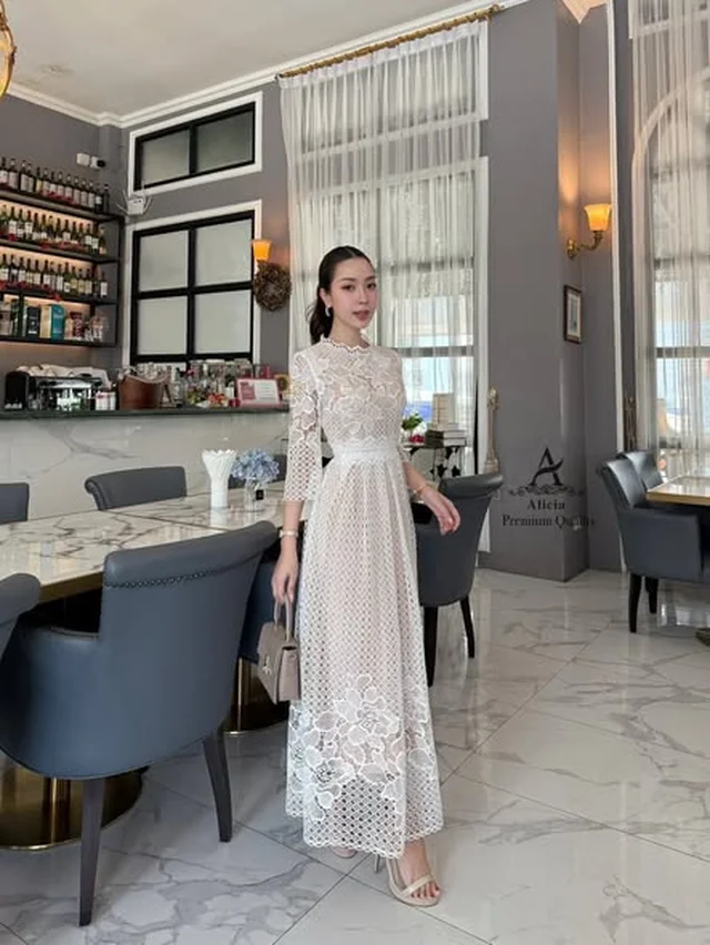 Alicia เดรสลูกไม้เรียบหรู คอสูง thumbnail 4