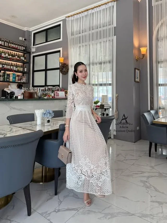 Alicia เดรสลูกไม้เรียบหรู คอสูง thumbnail 2
