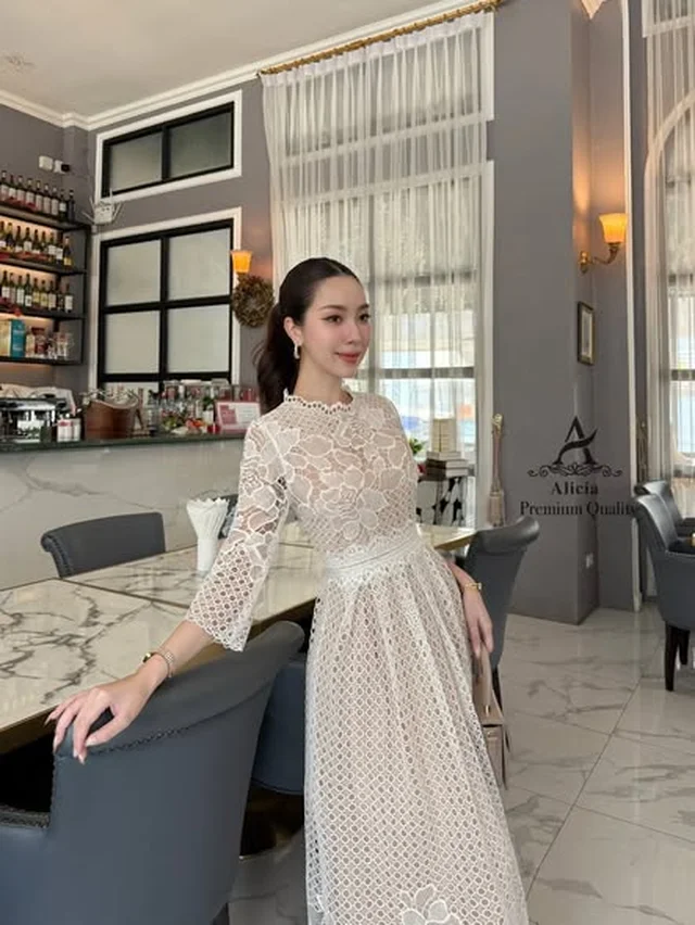 Alicia เดรสลูกไม้เรียบหรู คอสูง thumbnail 5