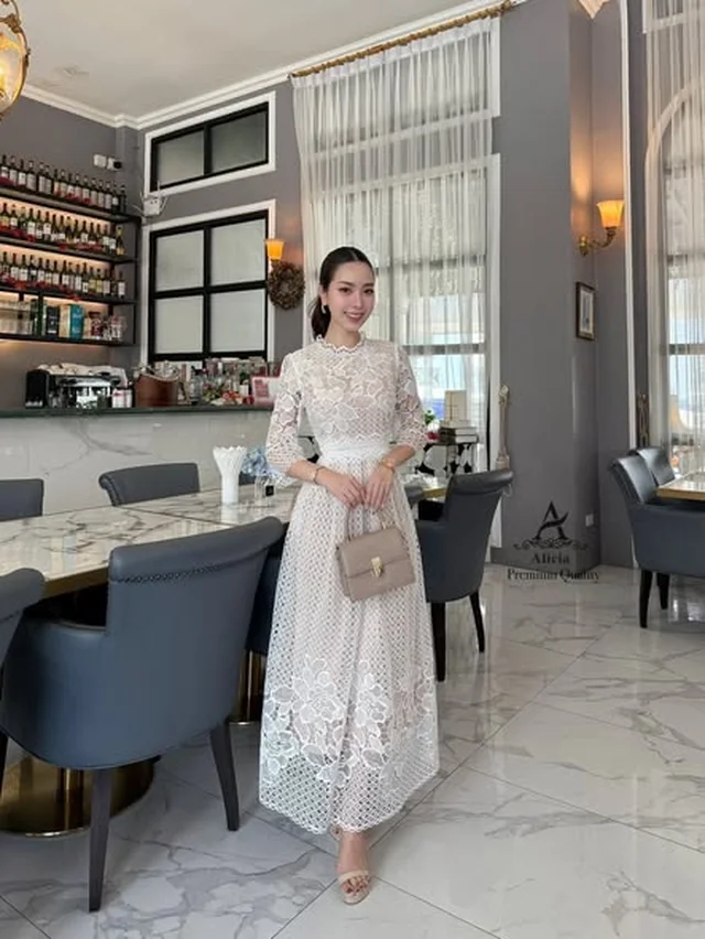 Alicia เดรสลูกไม้เรียบหรู คอสูง thumbnail 3