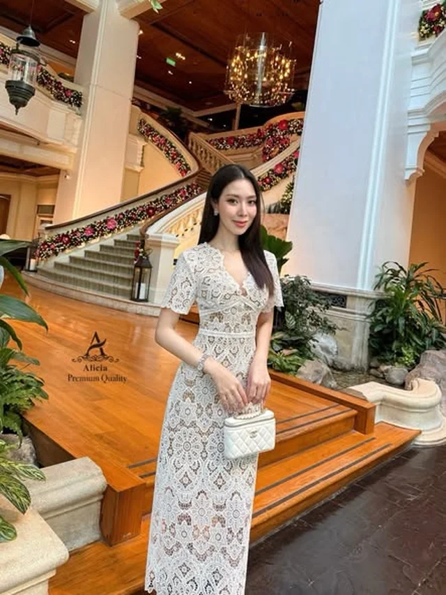 Alicia เดรสลูกไม้ขาวเรียบหรู thumbnail 3