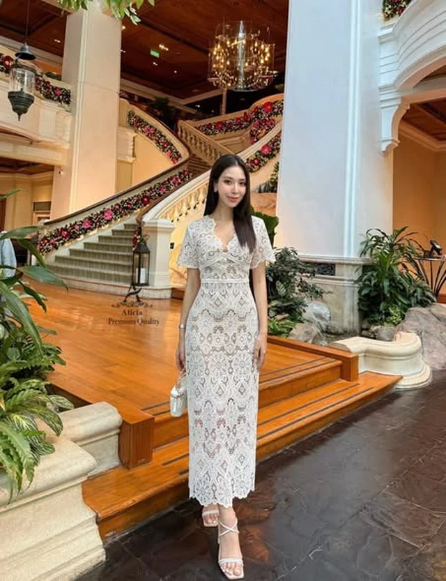 Alicia เดรสลูกไม้ขาวเรียบหรู thumbnail 2