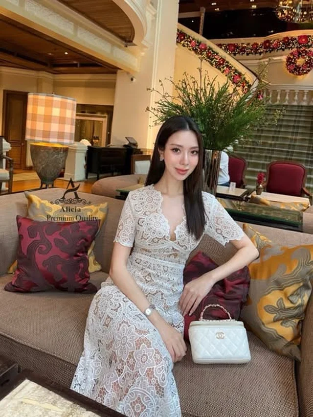 Alicia เดรสลูกไม้ขาวเรียบหรู (alternate)