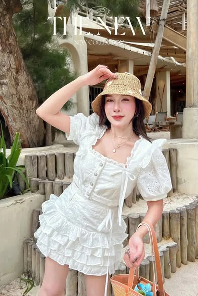 ชุดเซ็ตเสื้อครอปแขนพองและกระโปรงระบายลูกไม้สีขาว by first (alternate)